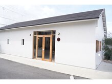 STEP 1 真っ白な外観に三角屋根がかわいいmikke new。