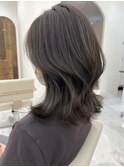 くびれミディアム　外ハネ　オリーブグレージュ