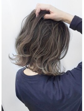 トルネード(TORNADO) 外国人風ボブ ハイライトairtouch バレイヤージュ 　白髪ぼかし