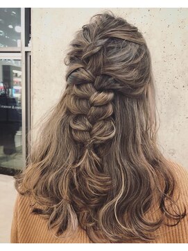 ナンバースリー 溝の口店(Number Three) 極細ハイライトでコントラストカラー☆