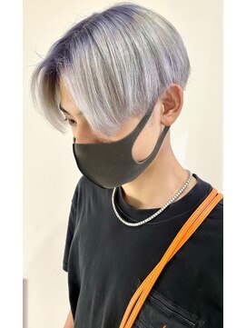 ニコフクオカヘアーメイク(NIKO Fukuoka Hair Make) メンズセンターパート×シャドールーツホワイトカラー
