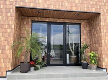 中が見えやすい広々とした入り口。