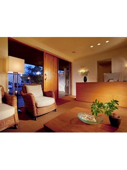 【最上のおもてなし】バリとハワイが融合した南国リゾートを感じる店内で贅沢な癒しのひと時を。