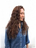 ロングヘアーのナチュラルなスパイラルパーマ