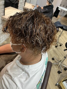 エヌプラス(N+) 波巻きツイストスパイラル刈り上げセンターパートサーフカール