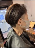 20代30代40代黒髪前下がりショート刈り上げ女子