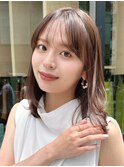 顔周りレイヤーカットくびれヘアミルクティーベージュカラー