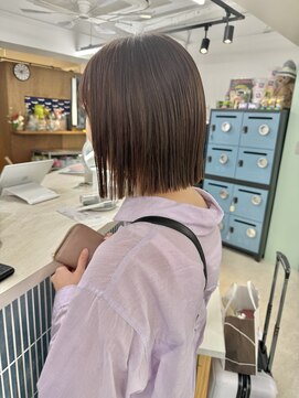 ヒビヲ(HIBIO) ショートボブ切りっぱなしボブタッセルボブミルクティーベージュ