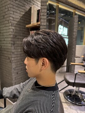 アクシー ヘアーアンドメイク(AXY HAIR&MAKE) フェザーパーマサーフカール刈り上げセンターパート新宿駅メンズ