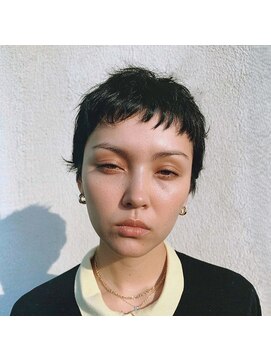 アンヌ 毛先に表情を残したベリーショート