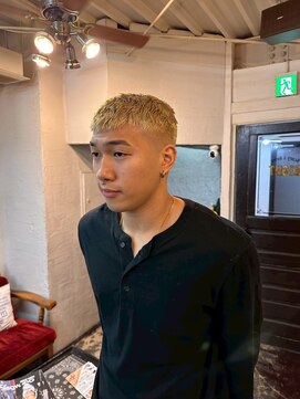 ビーバイエイトジェンツ(Bee by EIGHT GENTS) MEN’S HAIR/サーフカール/刈り上げセンターパート/心斎橋