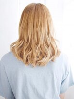 ヘアメイク ナル(hair make nalu) ハイトーンベージュの波カールスタイル