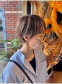 白髪を生かしたグレージュカラー&くびれショート