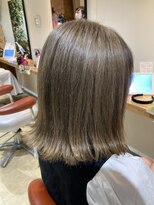 ウラ(.ula)&nbsp;グレージュブラウン外ハネショートボブ脱白髪染め髪質改善浦和