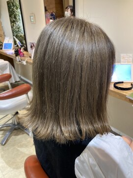 ウラ(.ula) グレージュブラウン外ハネショートボブ脱白髪染め髪質改善浦和