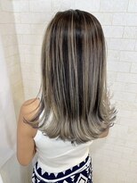 アルマフォー(Alma four)&nbsp;外ハネ×太めハイライト