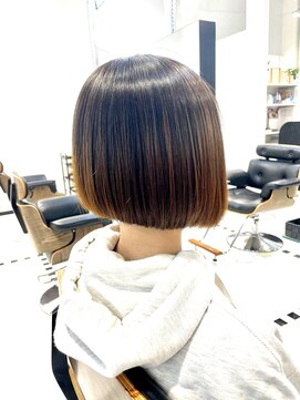 イリス(Hiris) 前下がりボブ