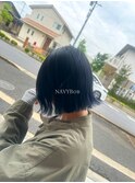 透明感とクールさを兼ね備えた「ネイビーカラー×ボブスタイル」