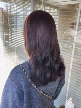 髪を内側から輝かせ、触れたくなるような「うるツヤ髪」へ。悩みに寄り添うケアで理想の髪質を叶える。