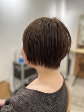 ミコ 珈琲と髪 美シルエットの立体感あるオレンジショートグラボブ