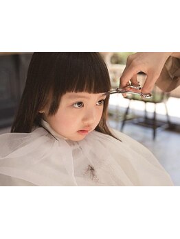 居心地が良い空間◎お子様同伴可なので家族で通える!同時施術も可能で前髪カットも無料でお財布にも優しい