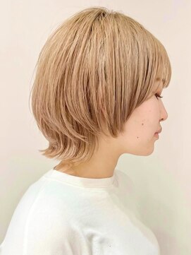トレス(TRESS) マッシュウルフ　ショートヘア　ベージュ　ブリーチ　原宿表参道