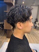 フィフス(fifth)&nbsp;センターパート スパイラルパーマ ツーブロック 黒髪 前下がり