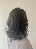濡れ感とルーズなウェーブのセミミディ