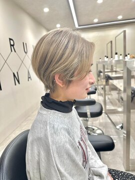 シシ 大宮(She 2.) 大人ショートボブ/ホワイトグレージュ/ブリーチ/ダブルカラー