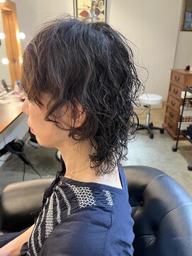 ビハインドザカーテン(BEHIND THE CURTAIN) くせ毛を活かしたパーマスタイル