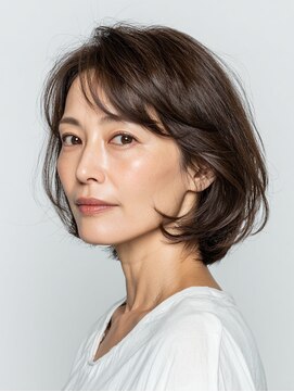 大人の横顔を整える“柔らかショートボブ”