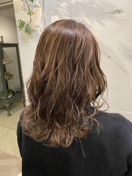 エル(EL by green) 《tomi》コントラストハイライト×切りっぱなしミディアム