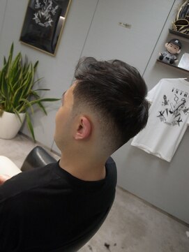 イントロバイフィーネ 渋谷(INTRO . by Fi-Ne) バーバーロースキンフェードナチュラルアイロンパーマ/渋谷