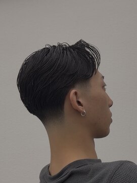 トウキョウ クラシック バーバー タウン(TOKYO CLASSIC BARBER TOWN) センターパート×テーパーフェード