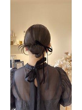 メイン(『 』main) 結婚式お呼ばれ(タイトシニヨンのカチモリヘア)