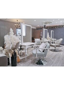 ドライフラワーを基調とした、〈ナチュラルモダンテイスト〉 内装も楽しみたい方は是非ご来店下さい！