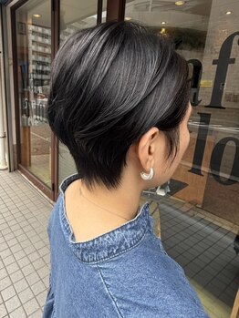 白髪も魅せるカラーに。くすみゼロの艶感と透明感で大人の美しさを格上げ。髪に優しい施術でリピーターも◎