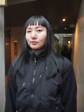 ぷつっとモードに楽しむ、オン眉黒髪ロングヘア