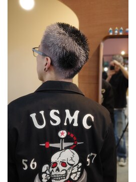 エディ(Edy) 刈り上げバズカットケアブリーチダブルカラーデザインカラー坊主