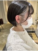 まるみショートのホワイトベージュ/インナーカラー/前下りボブ