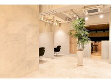 REAは、心地よい空間を提供し、ニーズに合わせたお悩みを解消、”似合う”×”なりたい”　を叶えます。