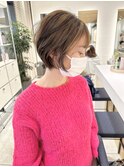ハイライトベージュ前下がりショートボブ耳かけ