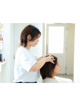 “気持ちよすぎる”と評判のヘッドスパで、エイジングケア対策も！！頭皮環境を整え、健康的な艶髪へ導く♪