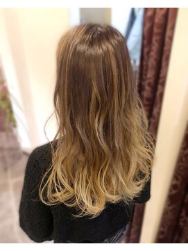 24 岸和田店 今っぽ可愛い♪外国人風バレイヤージュ