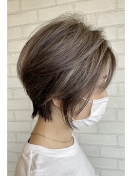 サウンドブイ(sound V) 襟足長めくびれショート+ホワイトパープルハイライト