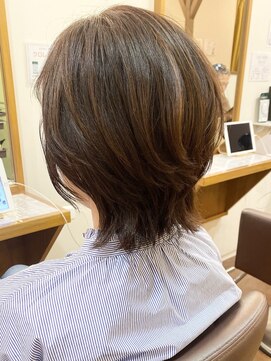 フリージア(freesia) 30代40代50代/ウルフレイヤー/外ハネ//艶髪