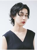 暗髪パーマのウルフボブ