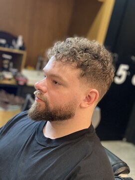 フランクスバーバー アンド ビアークラブ(FRANK'S BARBER and BEER CLUB) テーパーフェード