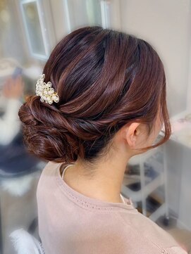 アトリエビューティーアミュ(atelier beauty AmU) 結婚式二次会 お呼ばれ ふんわりアップスタイル×ビジューアクセ