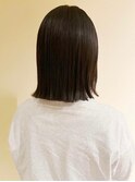 切りっぱなしラインがかわいい！ミディアムボブ